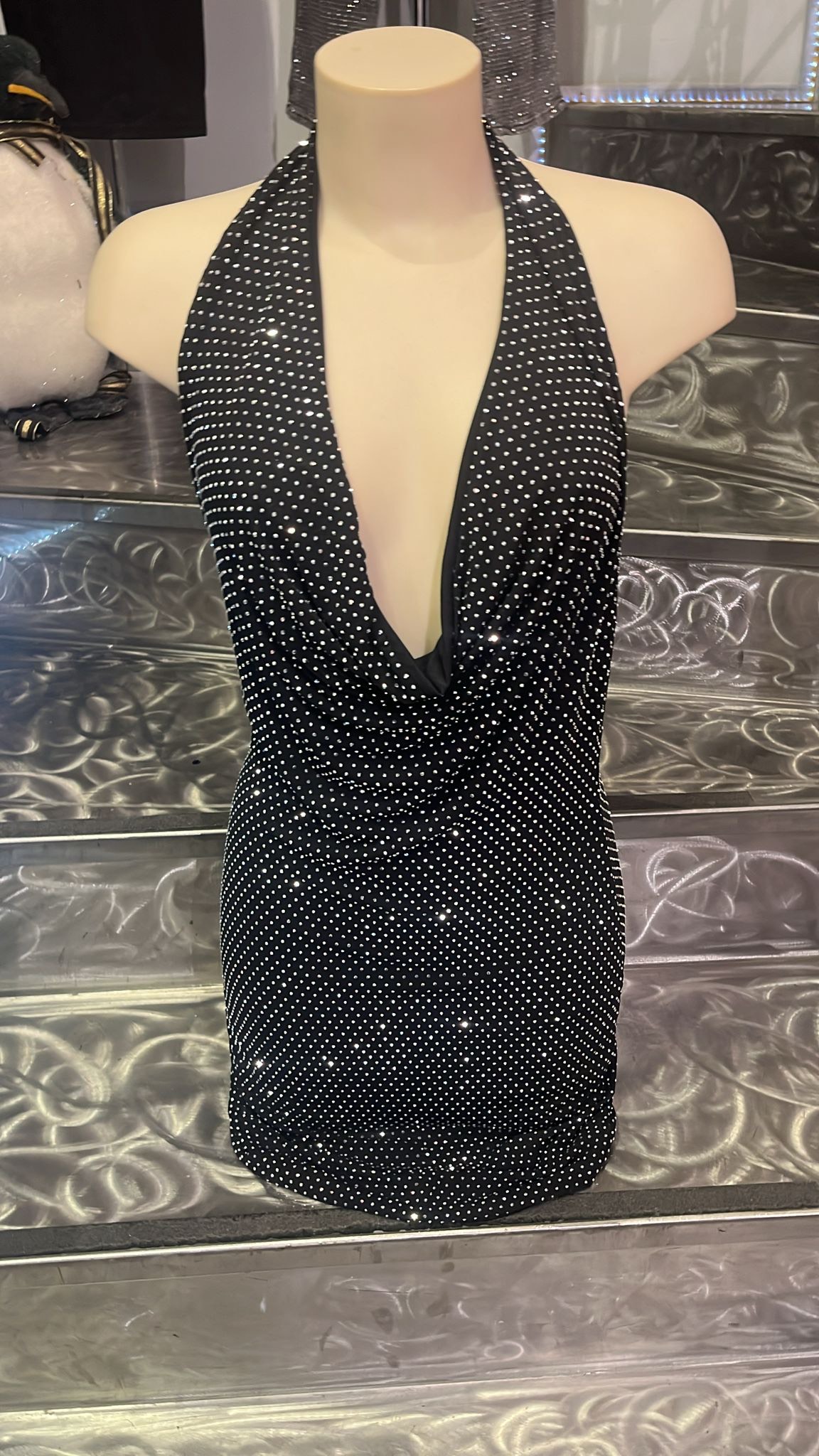 Abito con strass e schiena nuda